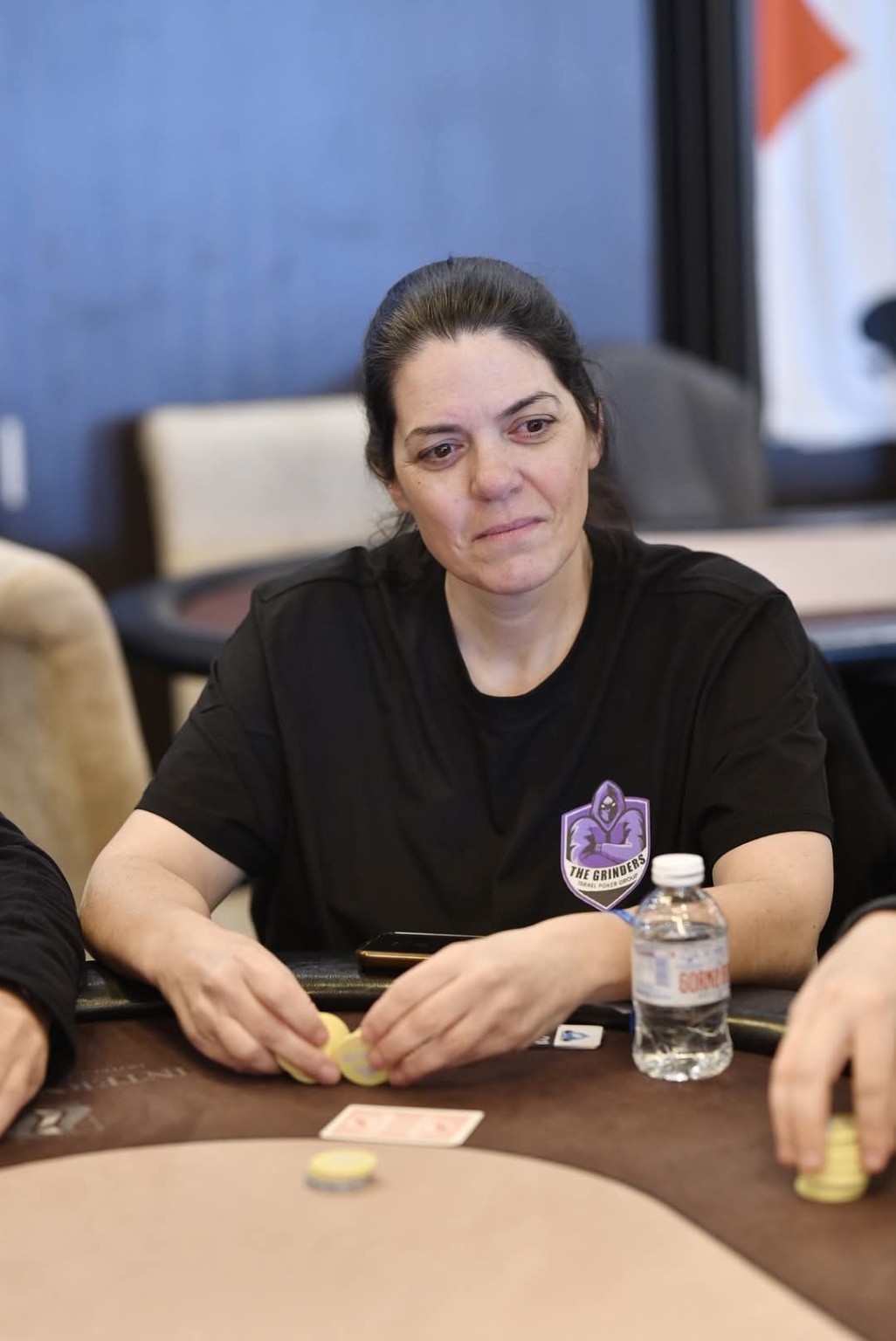 רחל קינן ליד שולחן פוקר