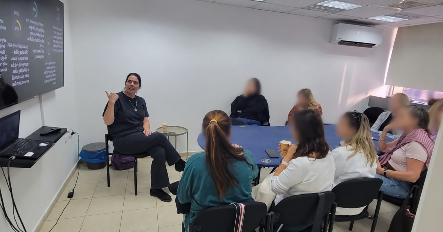 רחל קינן מסבירה במהלך שיעור פוקר קבוצתי