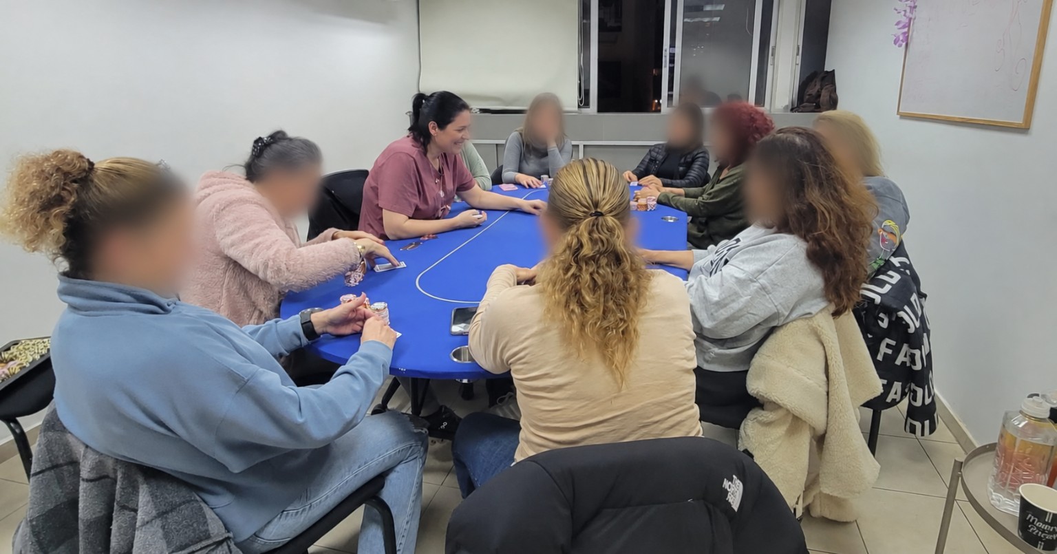 רחל קינן מלמדת סביב שולחן פוקר